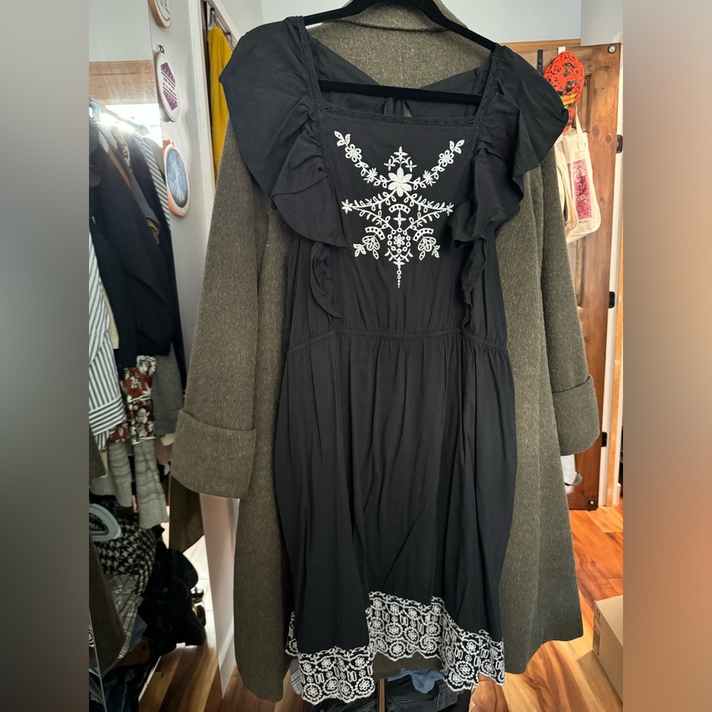 Old Navy women’s size XL cotton embroidered mini-dress with pockets